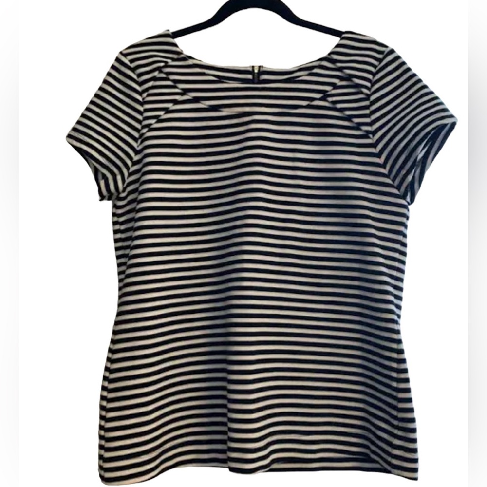 Banana Republic boatneck women’s top in size Large. Zipper neck. Black white